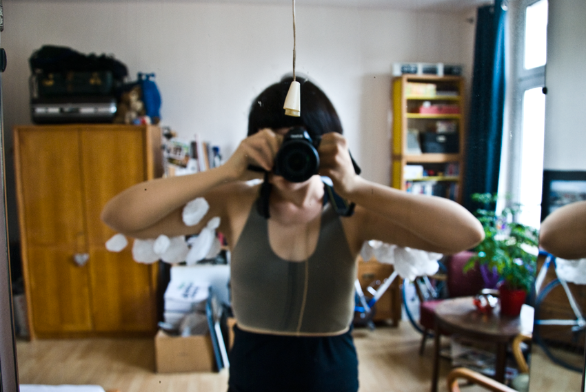 The picture is showing the artwork Gast by artist Sandra Miriam Ehlen performance costume gast foto